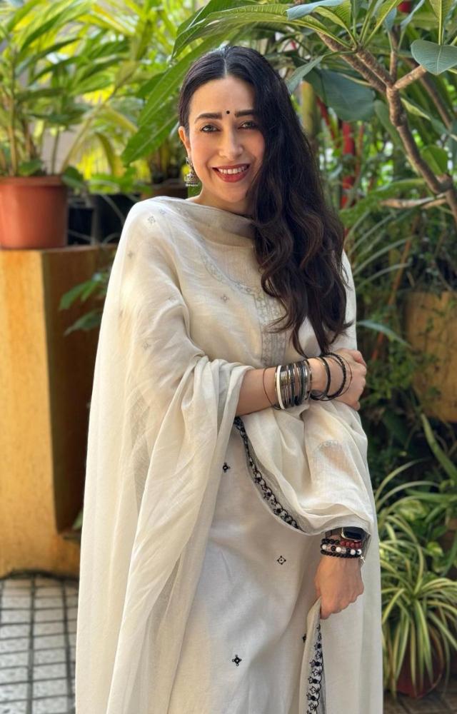 Karisma`s white kurta was decorated with beautiful black embroidery. The actress looked ravishing as she posed for the camera